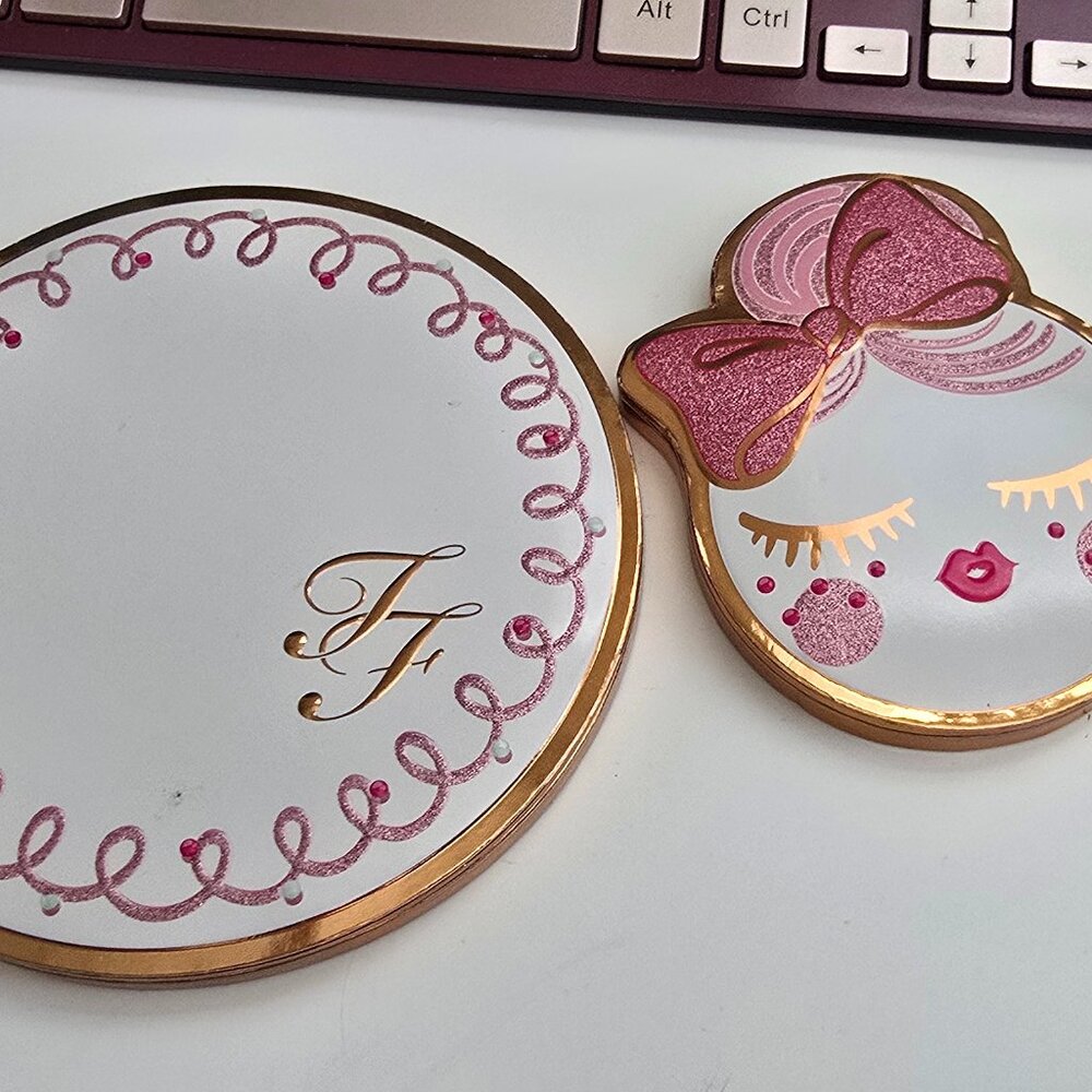 Too Faced Holiday 2019 Let It Snow, Girl! Limited Edition 2pc Makeup Collection